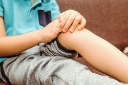 Căn bệnh khiến bé trai đột ngột bị hoại tử xương đùi