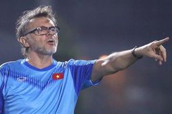 Nỗi lo lớn nhất của HLV Troussier, hóa ra là 'gánh nặng' oằn vai mà thầy Park để lại