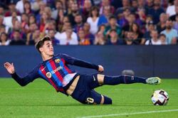 Trò cưng của Xavi chưa thể kí hợp đồng mới, không được mặc áo số 6 ở Barca vì lí do khó tin