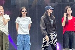 Soi loạt trang phục mới của Blackpink tại concert Indonesia