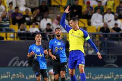 Ronaldo nhận thẻ vàng vô duyên khi tiến sát tới chức vô địch đầu tiên ở Saudi Arabia