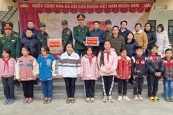 Chi nhánh Trường Sơn 97 (Binh đoàn 12) tặng quà học sinh vùng cao biên giới