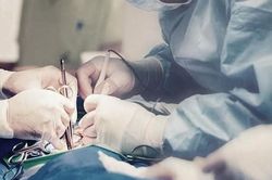 Phẫu thuật nâng chân mày cho khách, người phụ nữ ngồi tù vì...