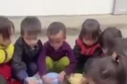 Xôn xao clip học sinh ngồi giữa sân trường ăn trưa: Công an mời Tiktoker lên làm việc