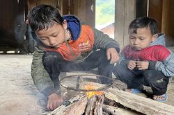Bố mất, mẹ bỏ đi, 3 đứa trẻ bơ vơ đói rét giữa núi rừng