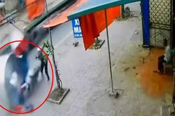 Ám ảnh với những cuộn thép trên ô tô đầu kéo bất ngờ rơi xuống đường