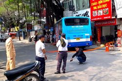 Phong tỏa đường Đội Cấn (Hà Nội) vì xe buýt mất lái đâm vào hàng bún chả