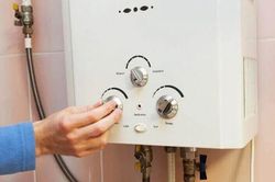 Bình nóng lạnh có 1 nút quan trọng, biết chỉnh thì tiền điện giảm đáng kể