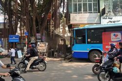 Đang trong quán bún chả ở Hà Nội, 2 người bất ngờ bị xe buýt lao trúng bị thương nặng phải nhập viện khẩn