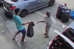 Nam thanh niên gọi 2 mẹ con người phụ nữ nhặt ve chai đến và tặng cả 'gia tài' gây xúc động
