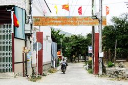 Cần làm mới khẩu hiệu trên cổng chào văn hóa