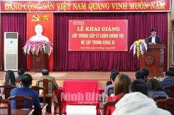 Khai giảng lớp Trung cấp lý luận chính trị hệ tập trung khóa XI