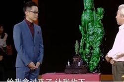 Giúp người vô tư, ông lão không ngờ được tặng bức tượng lạ 'ít nhất 68 tỷ đồng'
