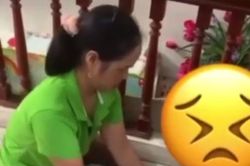 Bắc Ninh: Banh miệng, đè cháu bé bắt nuốt cơm, bảo mẫu nói gì?