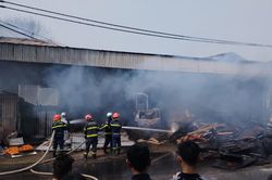 Kịp thời ngăn cháy lan tại kho vật liệu thải loại gần cây xăng