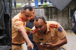 Lực lượng CSGT 'căng mình' hỗ trợ các trung tâm đăng kiểm