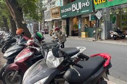 Giữa tâm điểm giành lại vỉa hè cho người đi bộ, vỉa hè hồ Hoàng Cầu vẫn bị lấn chiếm