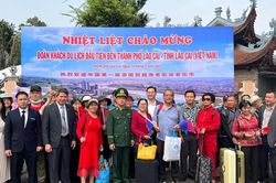 Đón đoàn khách du lịch đầu tiên nhập cảnh vào Việt Nam qua cửa khẩu Quốc tế Lào Cai sau COVID-19