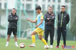 'Vua giải trẻ' Quốc Việt lỡ cơ hội ra mắt HLV Philippe Troussier