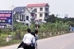 Clip: Ngồi kẹp giữa 2 thanh niên trên xe máy đánh võng, cô gái gặp tai họa