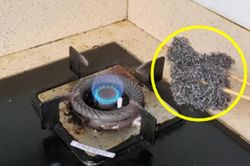 Đem miếng cọ sắt hơ trên lửa: Mẹo hay giúp tiết kiệm một khoản tiền nhưng nhiều người chưa biết