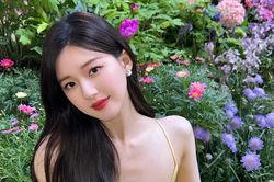 Phản ứng 'dở khóc dở cười' của Triệu Lộ Tư khi bị fan bắt gặp ở chốn đông người