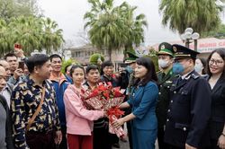 Cửa khẩu Móng Cái đón đoàn du khách Trung Quốc đầu tiên sau dịch