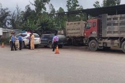 Hàng loạt tem kiểm định nghi vấn bất ngờ 'bay' khỏi xe khi đang chờ kiểm tra