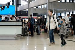 Vướng visa, hàng không chưa khởi sắc