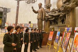 Hình ảnh đẹp về người chiến sĩ Công an nhân dân qua những bức tranh cổ động