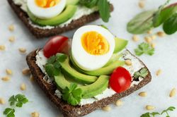 Món sandwich bơ trứng giàu dinh dưỡng cho bữa sáng