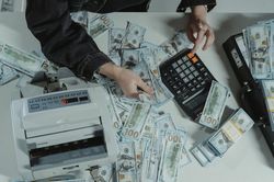 Việc lương thấp đẩy phụ nữ vào cảnh nghèo khó