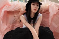 Lên bìa tạp chí, Địch Lệ Nhiệt Ba bị chê '31 tuổi vẫn chỉ có mỗi nhan sắc'