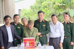 Trao quà các gia đình chính sách tại quê hương Đại tướng Chu Huy Mân