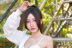 Ngượng đỏ mặt hot girl mặc đồ ngắn cũn, hở bạo khi chạy bộ