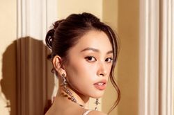 Hoa hậu Tiểu Vy khoe nhan sắc trong veo trên 'ghế nóng'
