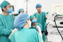 Ngậm bút bi, một bé trai 7 tuổi nguy kịch