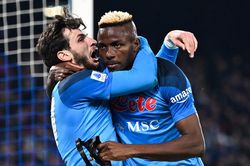 Osimhen đưa Napoli vào tứ kết Champions League
