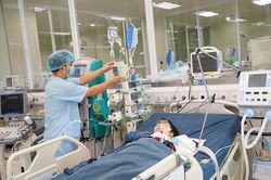 Bé trai 15 tháng tuổi tử vong sau khi uống oresol sai tỷ lệ