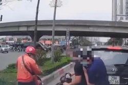 Clip: Gặp nạn vì lái xe máy luôn lách 'điền vào chỗ trống', tài xế đáp trả phản cảm