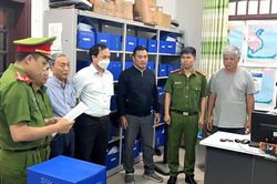 Đà Nẵng: Công an khám xét khẩn cấp Phòng đăng kiểm Chi cục Thủy sản trong đêm
