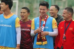 CĐV tiếp lửa thầy trò HLV Philippe Troussier trước ngày sang Qatar