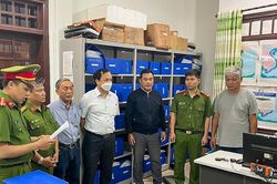 Khám xét khẩn cấp Phòng đăng kiểm Chi cục Thủy sản Đà Nẵng, tạm giữ 4 đối tượng