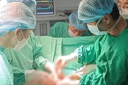 Người phụ nữ bị rách dạ dày, đứt mảnh gan do xô xát