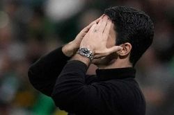 HLV Arsenal trách các học trò 'không cầm nổi bóng'