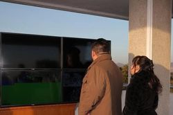 Chủ tịch Triều Tiên Kim Jong-un đưa con gái đi xem phóng tên lửa ICBM