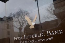 11 ngân hàng Mỹ bơm 30 tỷ USD cứu First Republic Bank