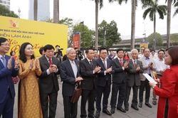 Khai mạc trưng bày 'Xuân xưa trên báo Tết 1865-2000'