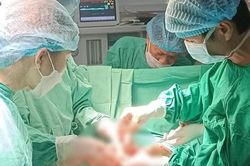 Cấp cứu thành công bệnh nhân rách dạ dày, đứt mảnh gan sau khi xô xát
