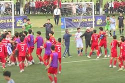 Cầu thủ U17 Hà Tĩnh và Huế suýt ẩu đả sau màn đá luân lưu 'căng như dây đàn' ở giải quốc gia
